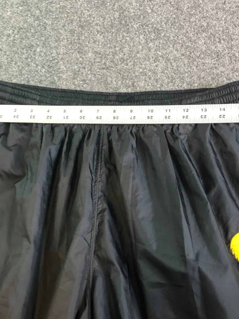 Nike Iowa Hawkeyes Windbreaker Pants Men's XL Black Lined Pockets Ankle Zip